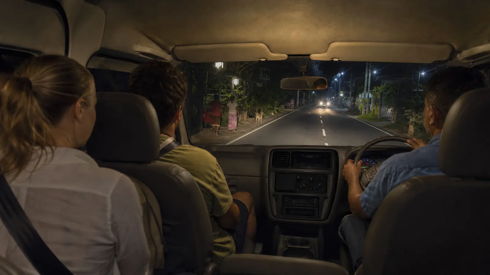 Lanka Route Lab向けの夜間送迎で車両を確認する場面